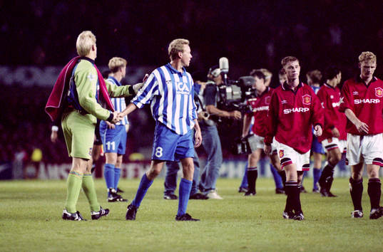 Stefan Lindqvist tackar uniteda målvakt Peter Schmeichel
