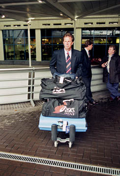 Roger Gustafsson, tränare, Göteborg på flygplatsen