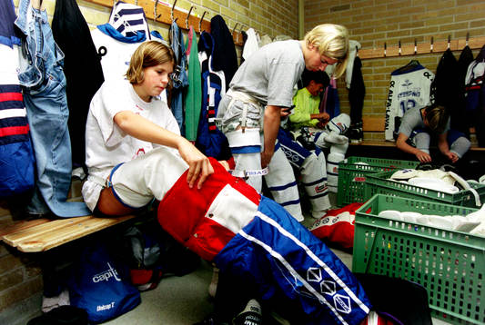Erika Holst, Halland i omklädningsrummet