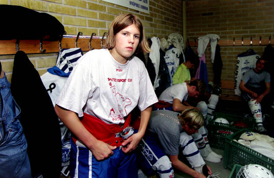 Erika Holst, Halland i omklädningsrummet