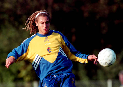 Henrik Larsson leker med bollen
