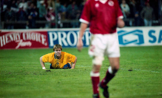 Tomas Brolin ser uppgiven ut