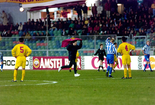 En galatasaraysupporter stormar planen