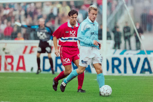 Joachim Björklund i ryggen på malmös Anders Andersson