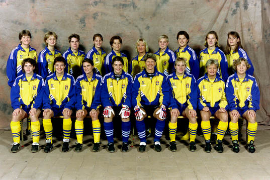 Bakre raden fr. v Pia Sundhage, Malin Lundgren, Eva