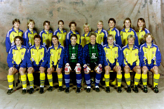 Bakre raden fr. v Pia Sundhage, Malin Lundgren, Eva
