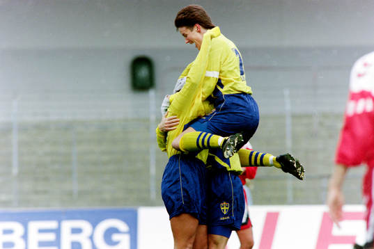 Lena Videkull och Sverige jublar