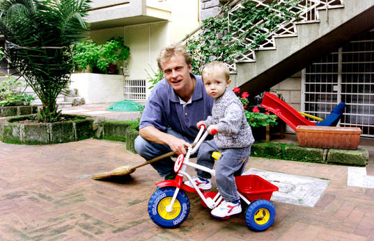 Jonas Thern leker med sin son Simon Thern