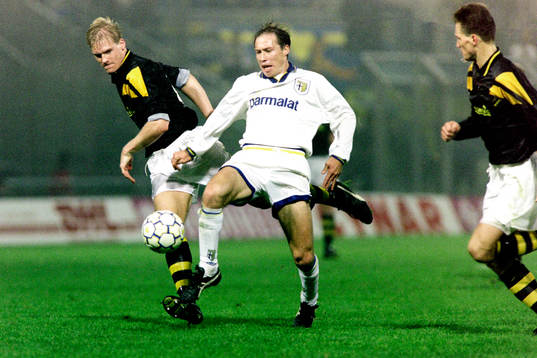 Sensini, Parma med bollen uppvaktas av Johan Mjällby, AIK