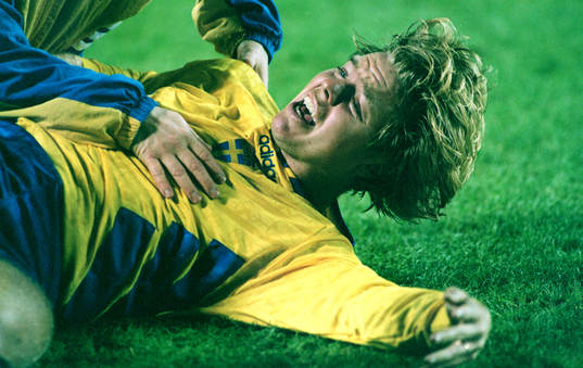 Tomas Brolin, Sverige, bryter foten