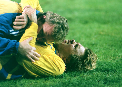 Tomas Brolin, Sverige, bryter foten
