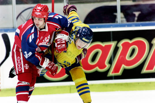 Mats Lindgren, Sverige i kamp om pucken