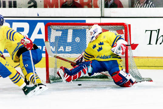 Pucken mellan benen på Roger Nordström, målvakt i Sverige