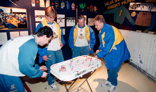 Stefan Rehn och Jonas Thern spelar hockeyspel med Stefan