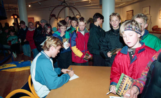 Tomas Brolin skriver autografer