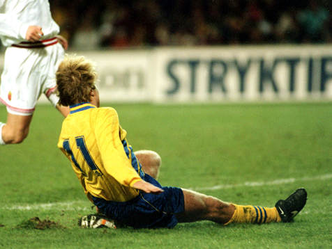 Tomas Brolin, Sverige, bryter foten
