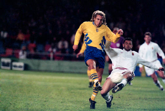Henrik Larsson i kamp om bollen