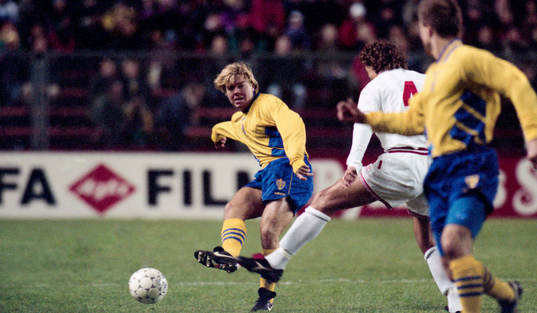 Tomas Brolin bredsidar bollen