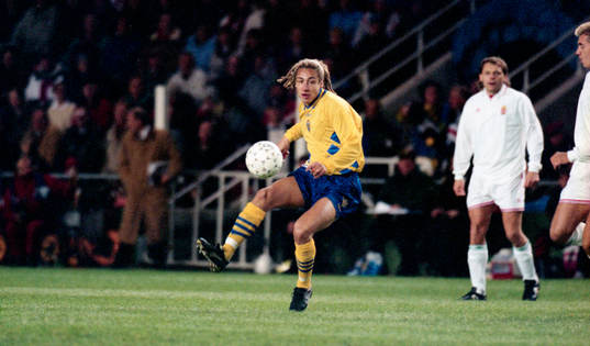 Henrik Larsson tar emot bollen