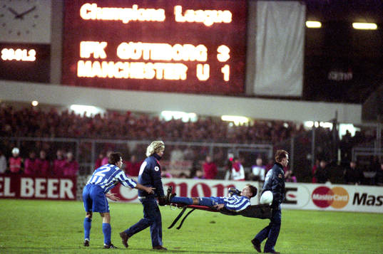 Jesper Blomqvist, Göteborg. bärs ut på bår