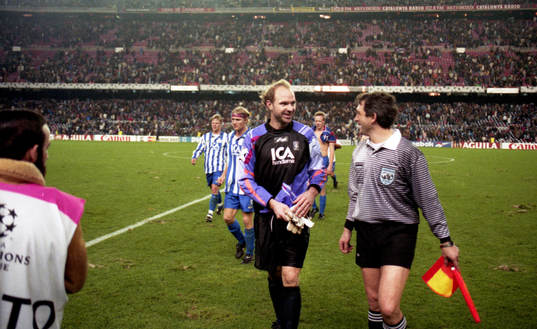 Thomas Ravelli, målvakt, Göteborg. pratar med