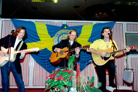 GES uppträder på julfesten. Anders Glenmark, Thomas
