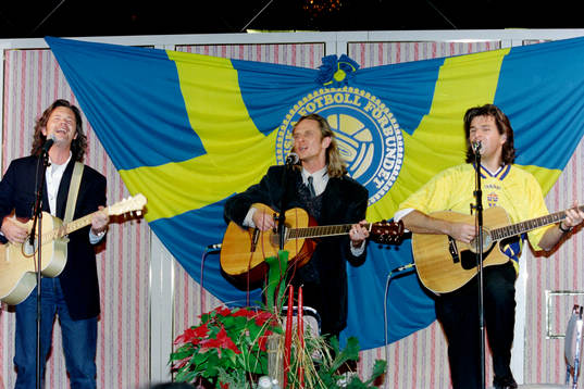 GES uppträder på julfesten. Anders Glenmark, Thomas