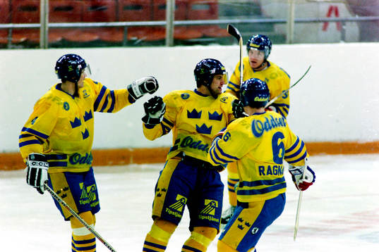 Mikael Renberg och Sverige jublar