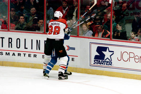 Peter Forsberg, Quebec stoppas av philadelphias Eric Lindros