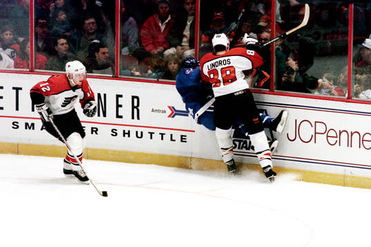 Peter Forsberg, Quebec stoppas av philadelphias Eric Lindros