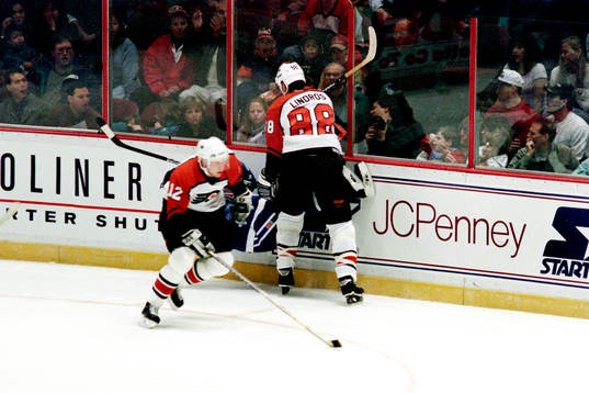 Peter Forsberg, Quebec stoppas av philadelphias Eric Lindros