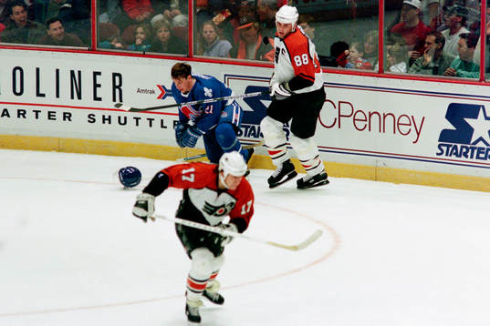 Peter Forsberg, Quebec stoppas av philadelphias Eric Lindros