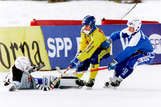 Per Fosshaug, Sverige fri med finlands målvakt Pasi