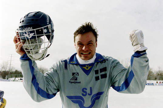 Mikael Forsell, målvakt i Sverige jublar