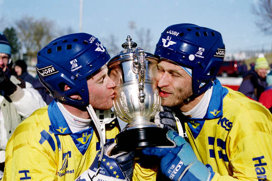 Jonas Claesson och Hans Johansson, Sverige kysser pokalen