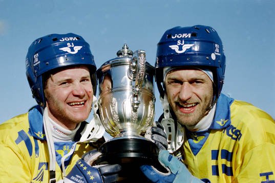 Jonas Claesson och Hans Johansson, Sverige kysser pokalen