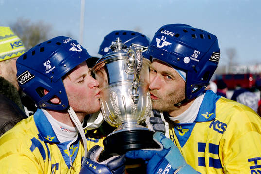 Jonas Claesson och Hans Johansson, Sverige kysser pokalen