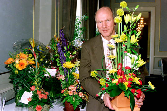 Tommy Svensson gratuleras på sin 50 års dag