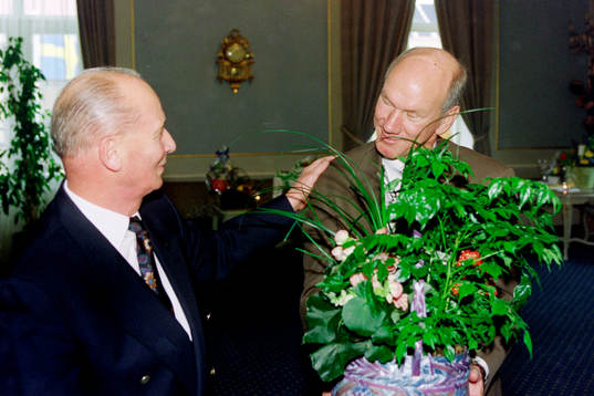 Tommy Svensson gratuleras på sin 50 års dag