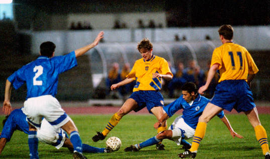 Jesper Blomqvist uppvaktas av två cyprioter