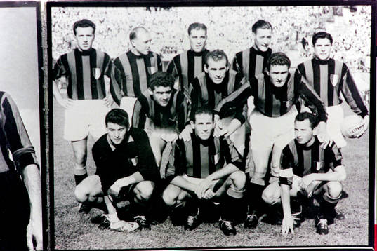 Gunnar Nordahl bläddrar i ett fotoalbum från tiden i