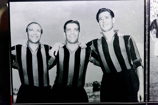 Gunnar Nordahl bläddrar i ett fotoalbum från tiden i
