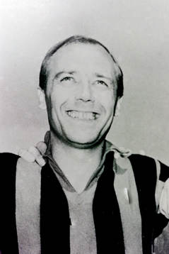 Gunnar Nordahl bläddrar i ett fotoalbum från tiden i
