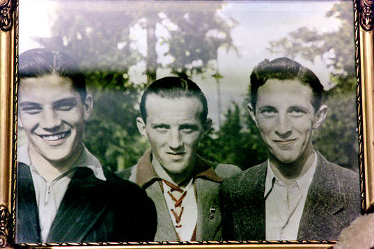 Gunnar Nordahl bläddrar i ett fotoalbum från tiden i