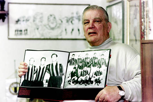 Gunnar Nordahl bläddrar i ett fotoalbum från tiden i Milan