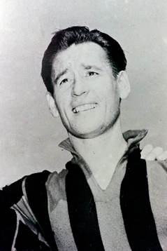 Gunnar Nordahl bläddrar i ett fotoalbum från tiden i
