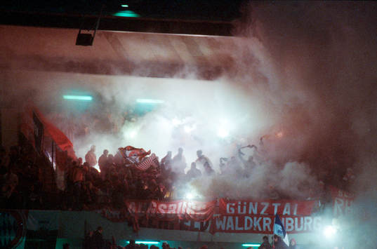Supporterna tänder bengaler