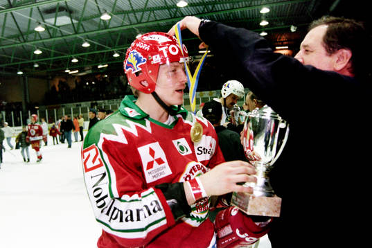 Terho Koskela med pokal och medalj