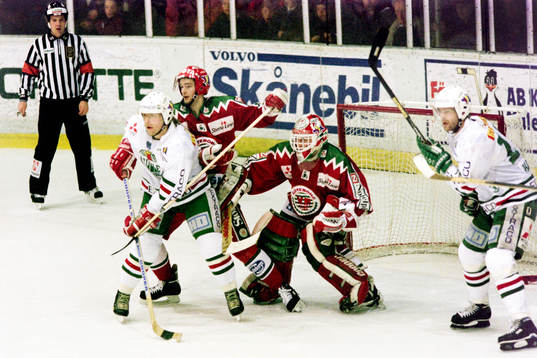 Peter Lundmark, Rögle framför frölundas målvakt Håkan