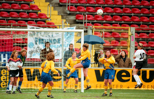 Pia Sundhage nickar undan bollen